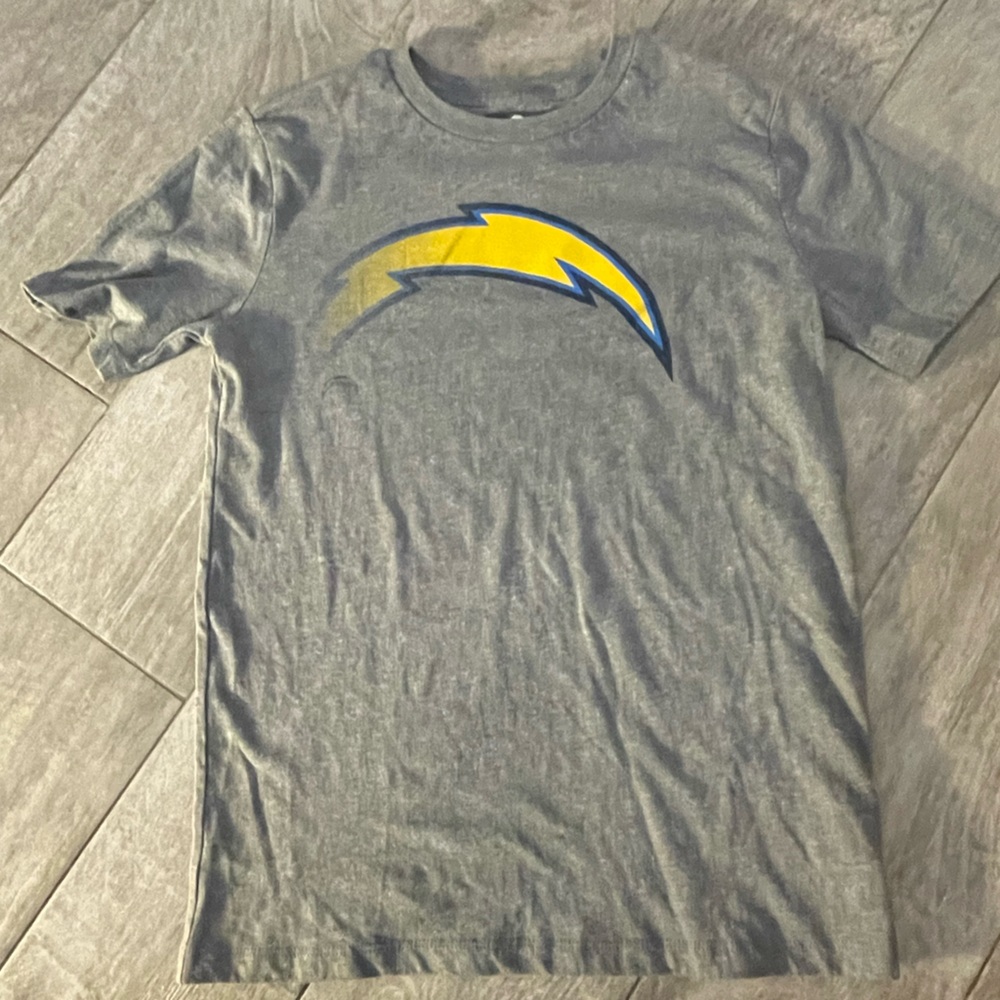 Boys Los Angeles chargers t shirt large